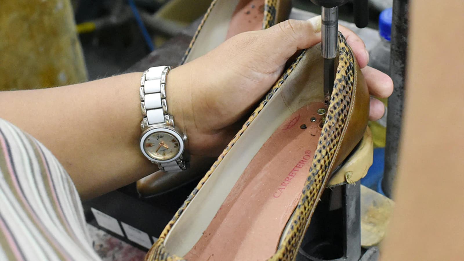 Proses produksi sepatu 4