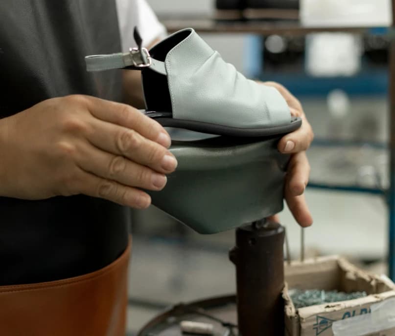 Proses produksi sepatu